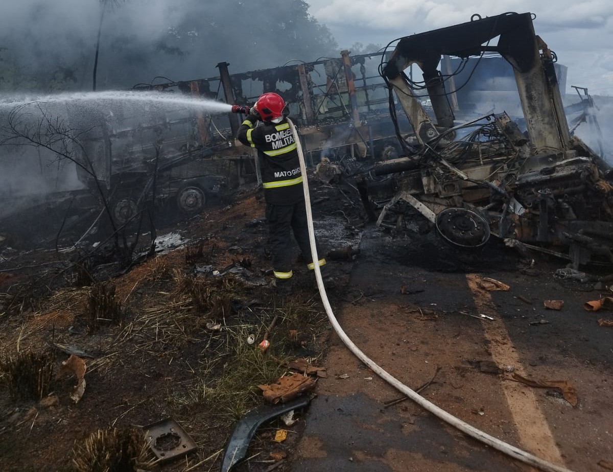 Bombeiros combatem incêndio causado por acidente entre uma carreta e um caminhão em Confresa
